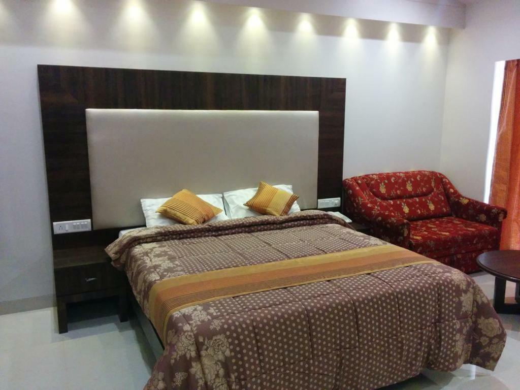 Usha Ascot Hotell Matheran Exteriör bild