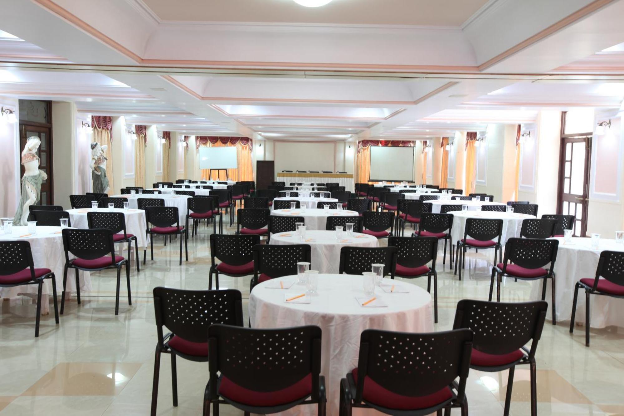 Usha Ascot Hotell Matheran Exteriör bild