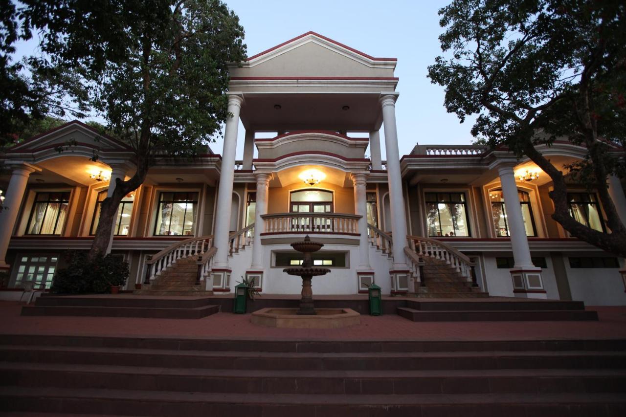 Usha Ascot Hotell Matheran Exteriör bild