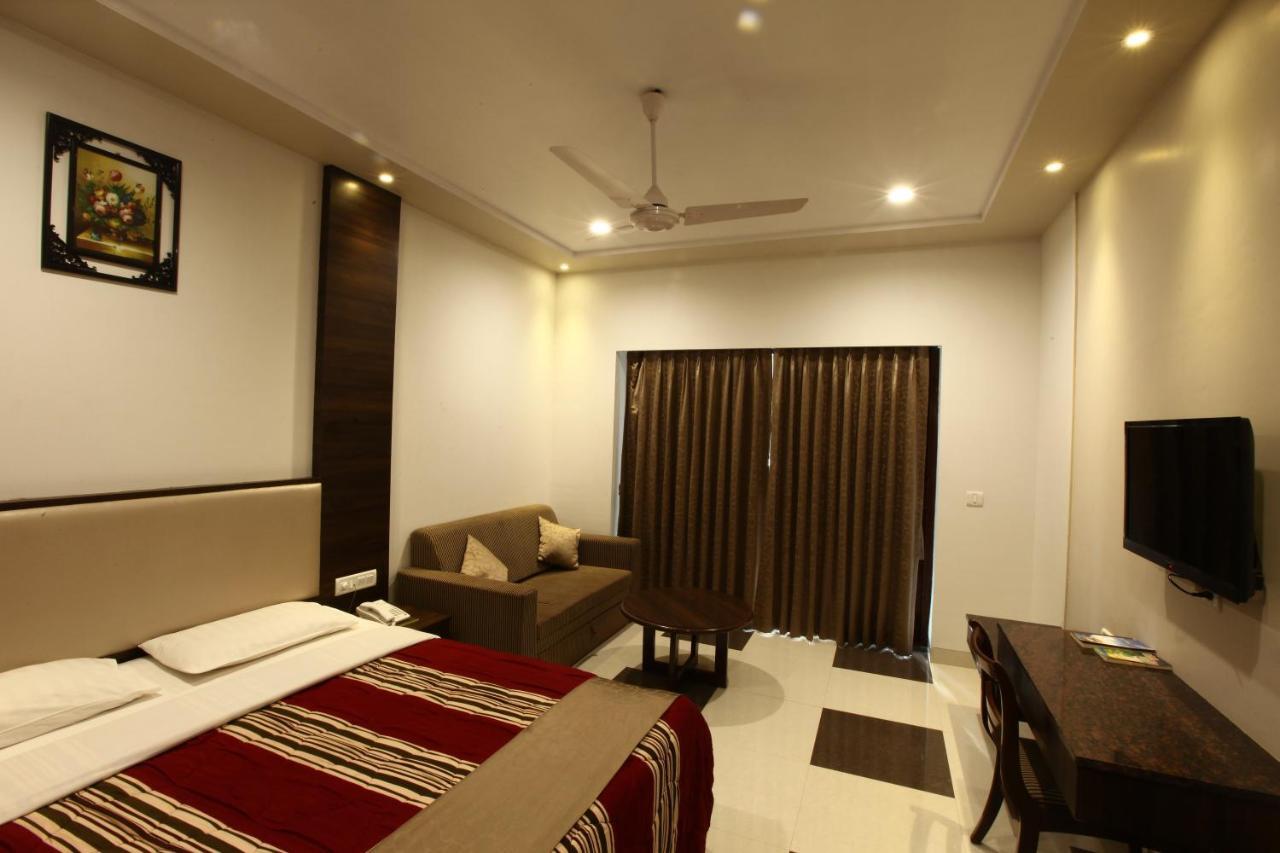 Usha Ascot Hotell Matheran Exteriör bild