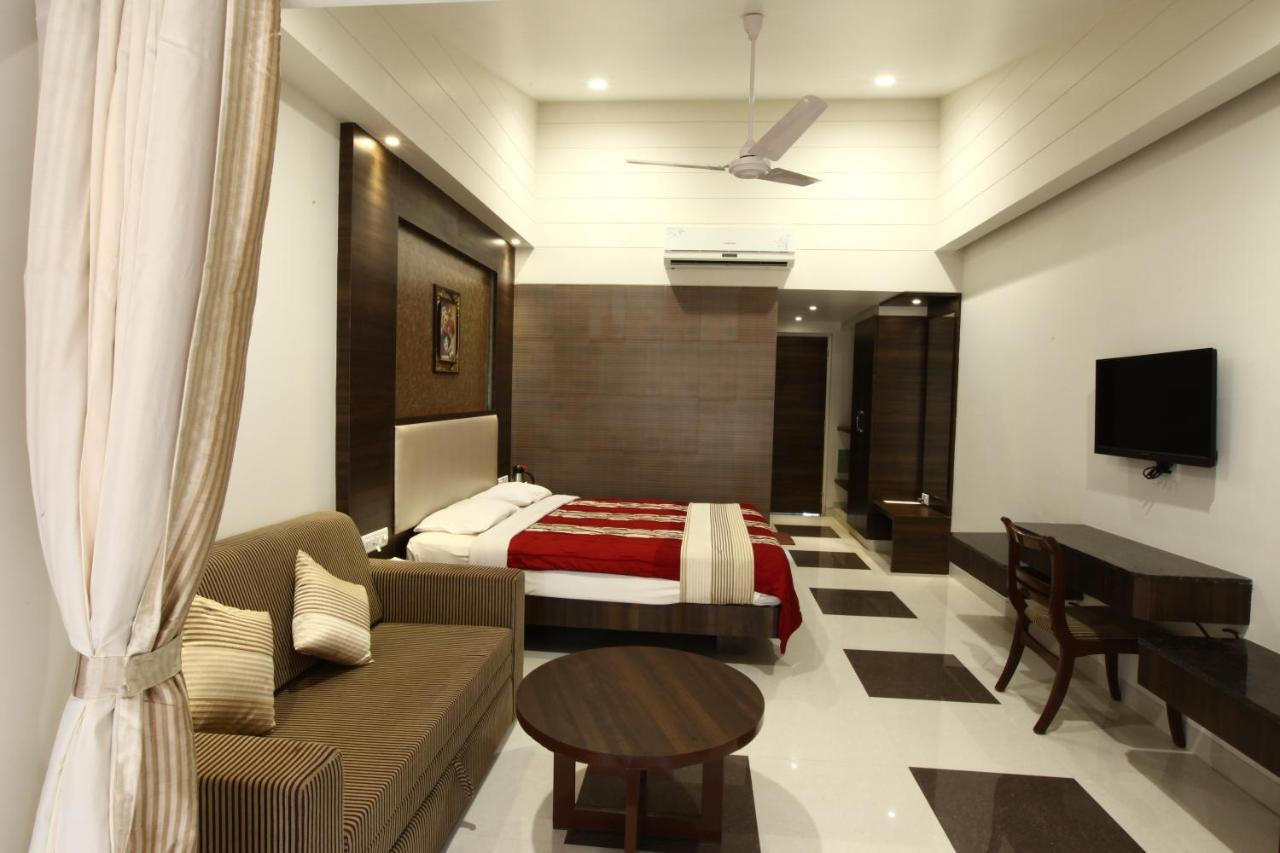 Usha Ascot Hotell Matheran Exteriör bild